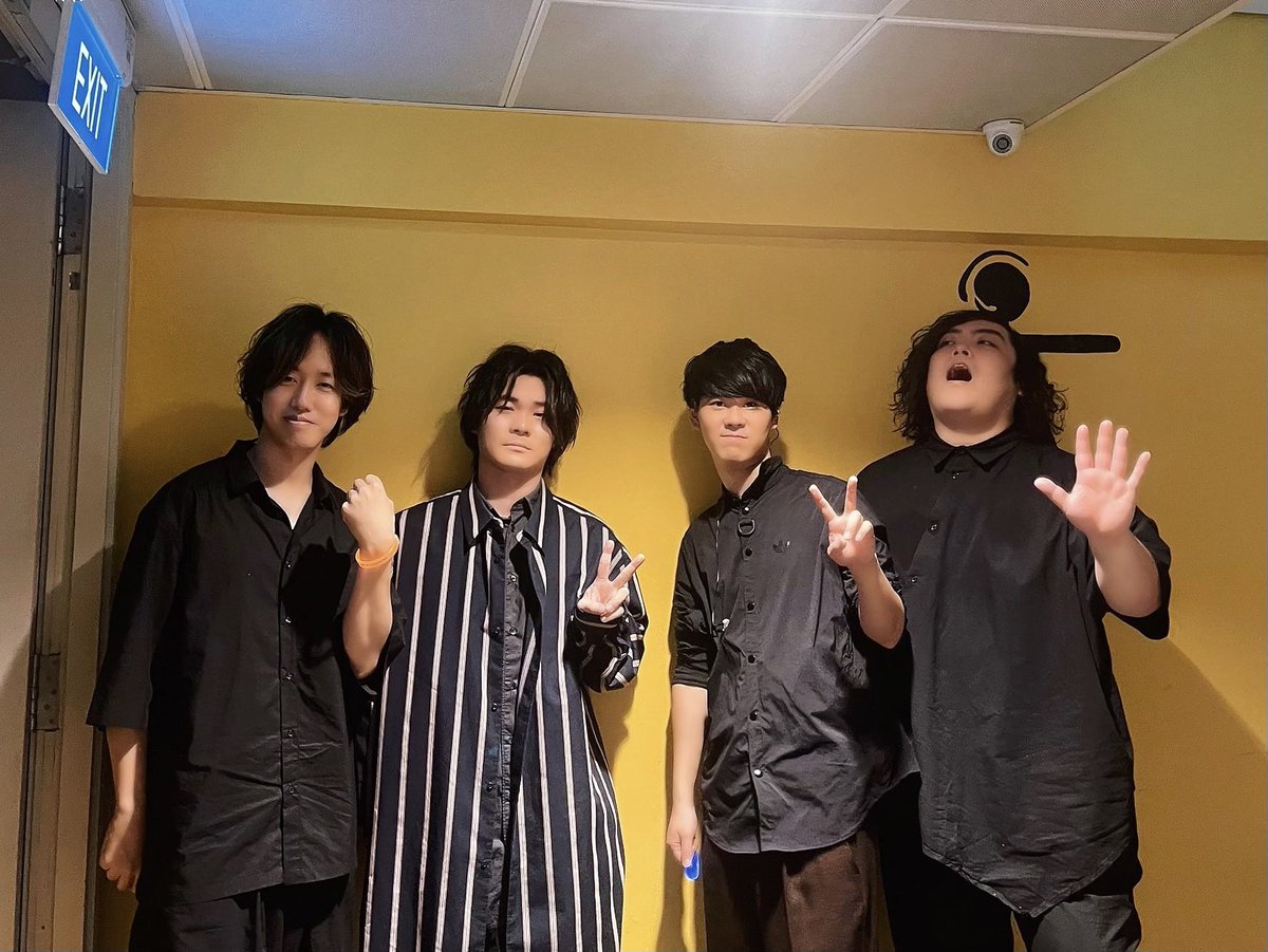 cenmilli's tweet photo. 日本に帰国しました🇯🇵
シンガポール🇸🇬ありがとうございました。
初の海外でのワンマンライブ、刺激的だったな。
次は日本での弾き語りワンマンAtelier Cや、東阪ツアー。気合い入れていきます。

思い出フォトをいくつか。
僕の表情が疲れ過ぎててボツになったサポートメンバーとの写真を添えて。 https://t.co/pmw3NglXLv