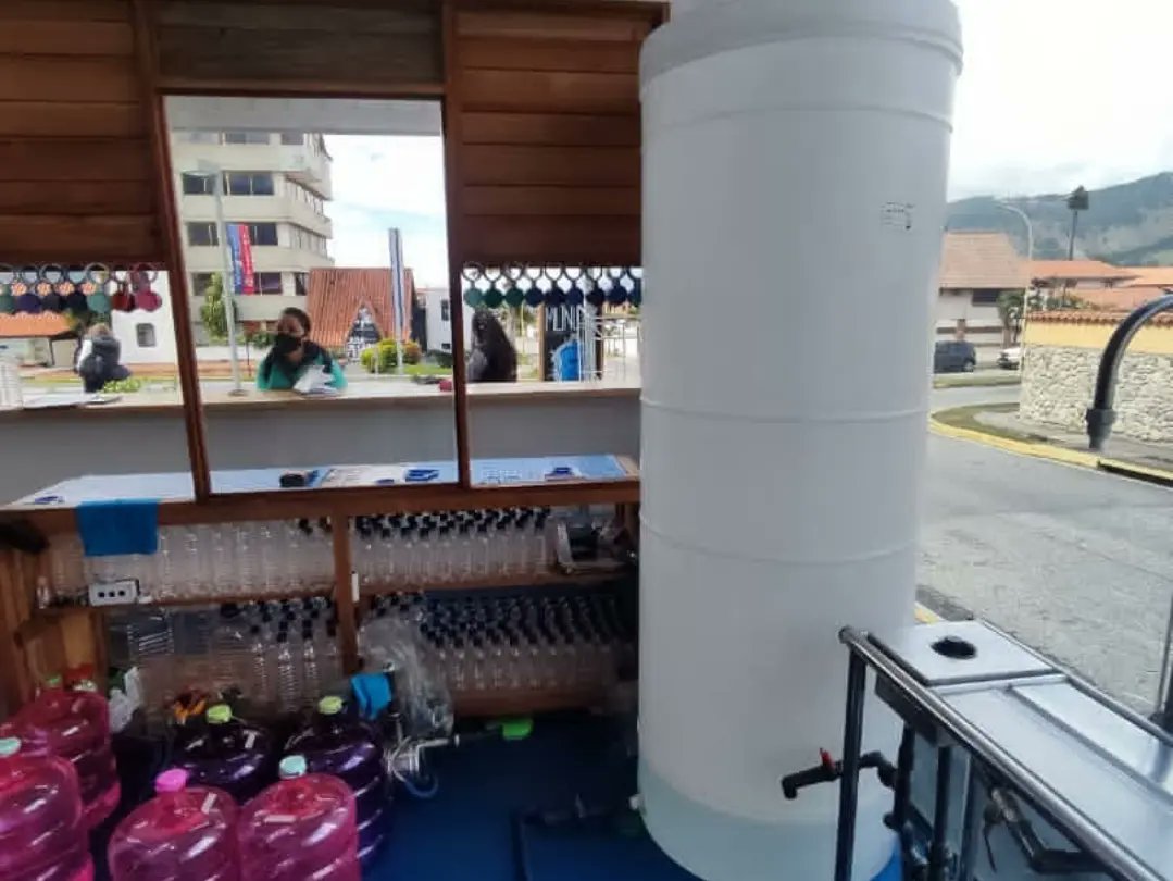 MalarioMerida18's tweet photo. #09En| #Importante 🚨
Por no poseer ninguna permisologia sanitaria, se le ordenó la _*paralización inmediata*_ de las actividades comerciales, en la empresa envasadora de agua y fábrica de hielo *"FRUIT MONLUZ"*, ubicada en el Sector Alto Chama, adyacente a la E/S Alto Chama. https://t.co/IPatz4tx01