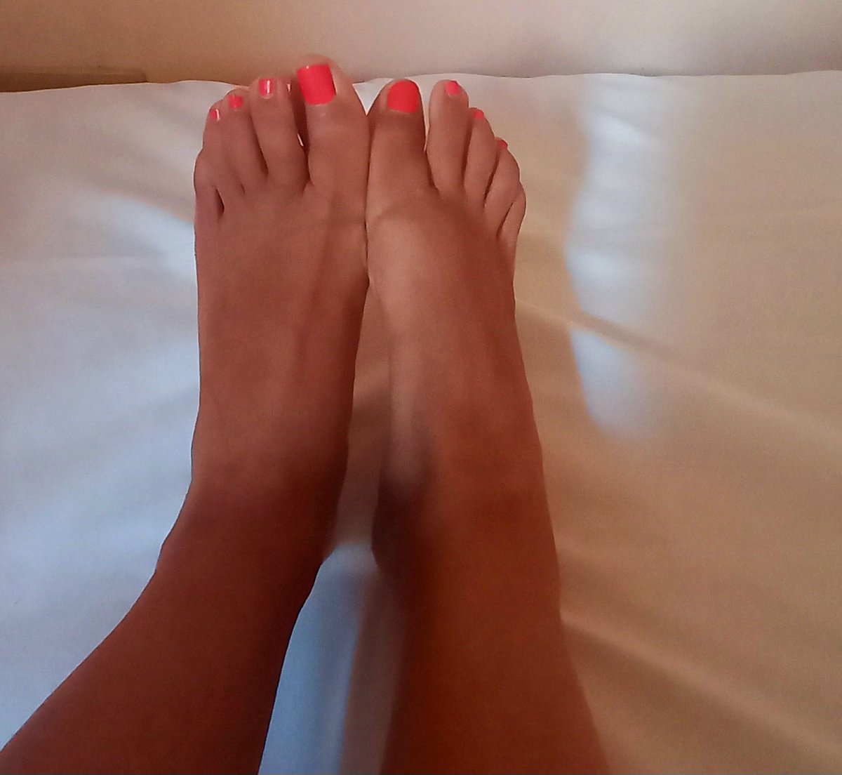 yolucecita's tweet photo. Bueeeenass, mis twitteros. Es impresionante como cambió el tono de las uñas con este bronceado. Q tal. ☺️. M.o.o.d: #relax  💅🏼🦶🏽🦶🏽💋🥰😍😎👇🏼
#FelizInicioDeSemana #FelizLunes #Pies #Piecitos #PiesDescalzos #RelajadaAndo #PiesBonitos #Foot #feet #PielTostada #LunesDepies #APeticion https://t.co/nd9VHf9z06