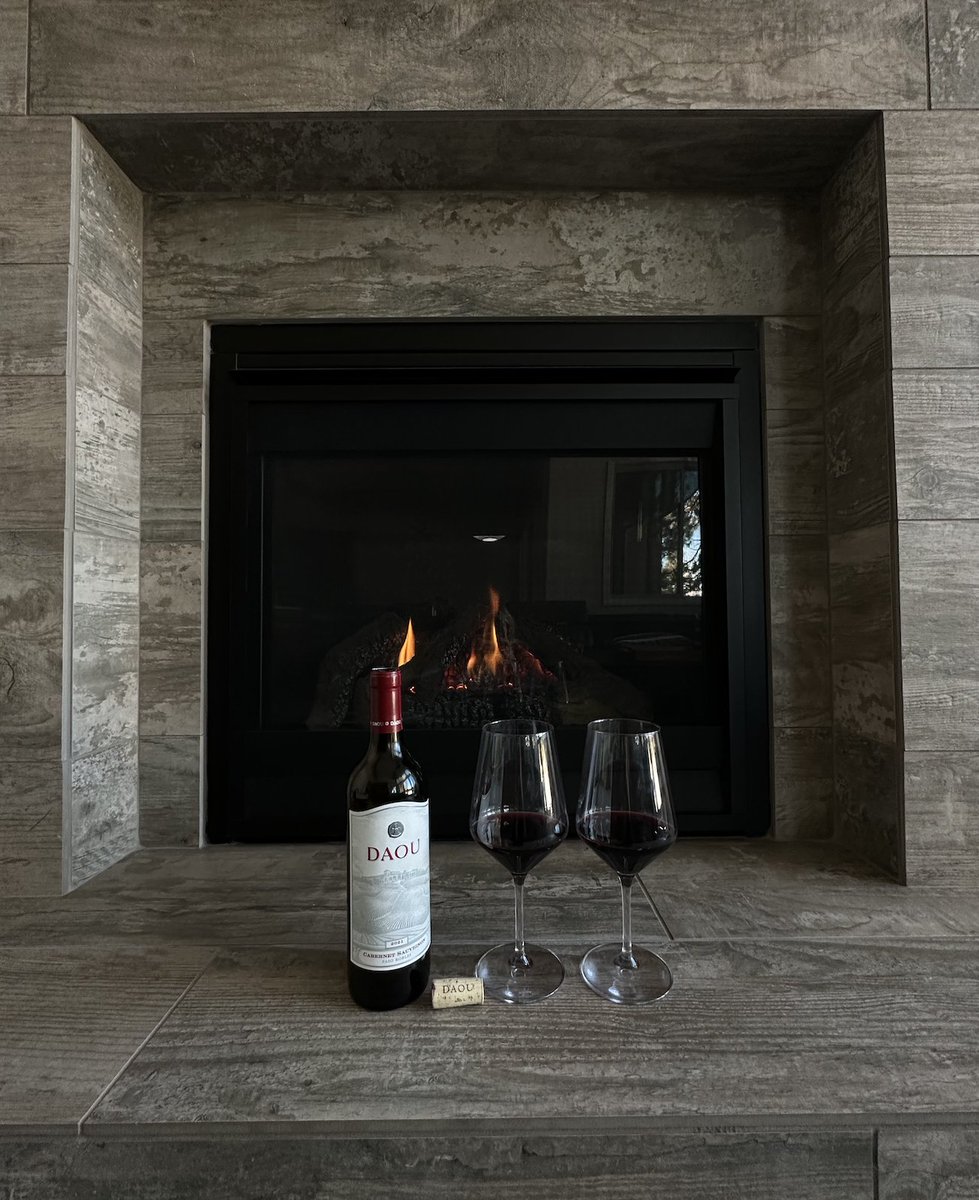 DAOUvineyards's tweet photo. Cheers to après-ski season! 🍷❄️ https://t.co/8pxiUZdSH3