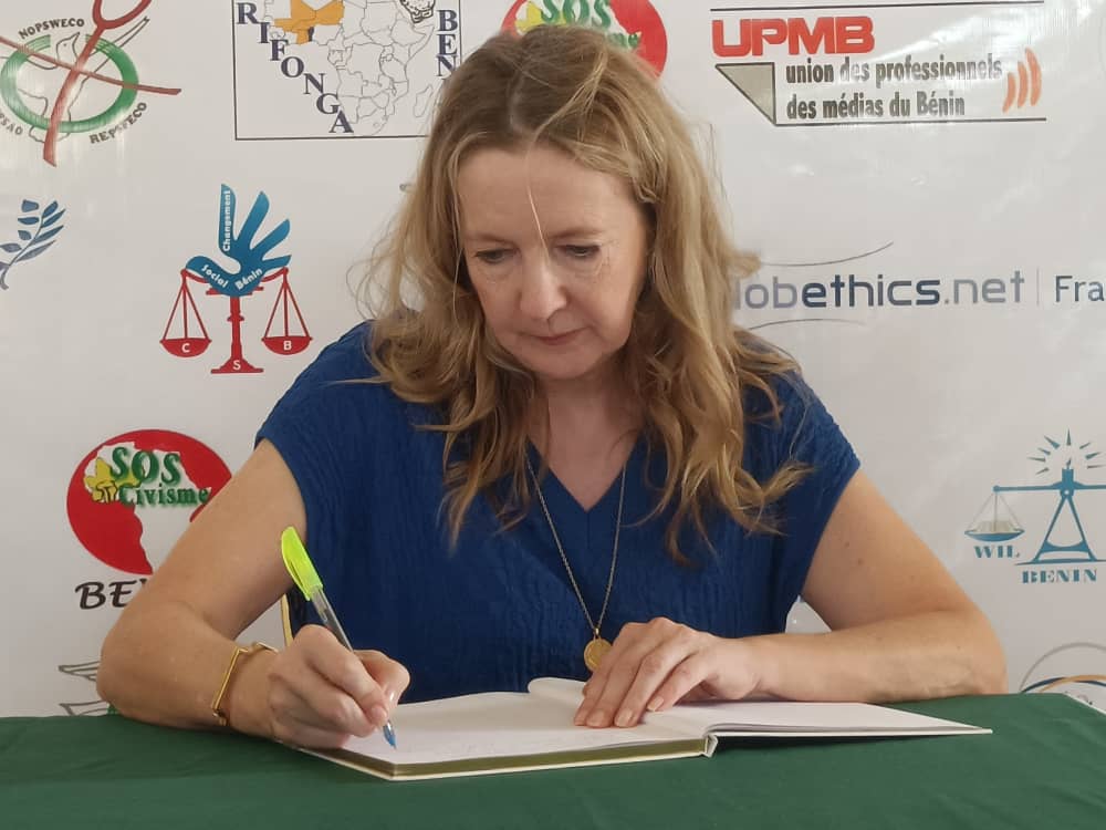 L'Ambassadrice de l'Union Européenne au Bénin <a href="/UEauBenin/">UE au Bénin</a> vient de signer le livre d'OR à la fin de sa visite à la salle de situation électorale dans le cadre de la veille pour les #Legislatives2023.

#vote229 #Wasexo #Legislatives2023 #Beninvote