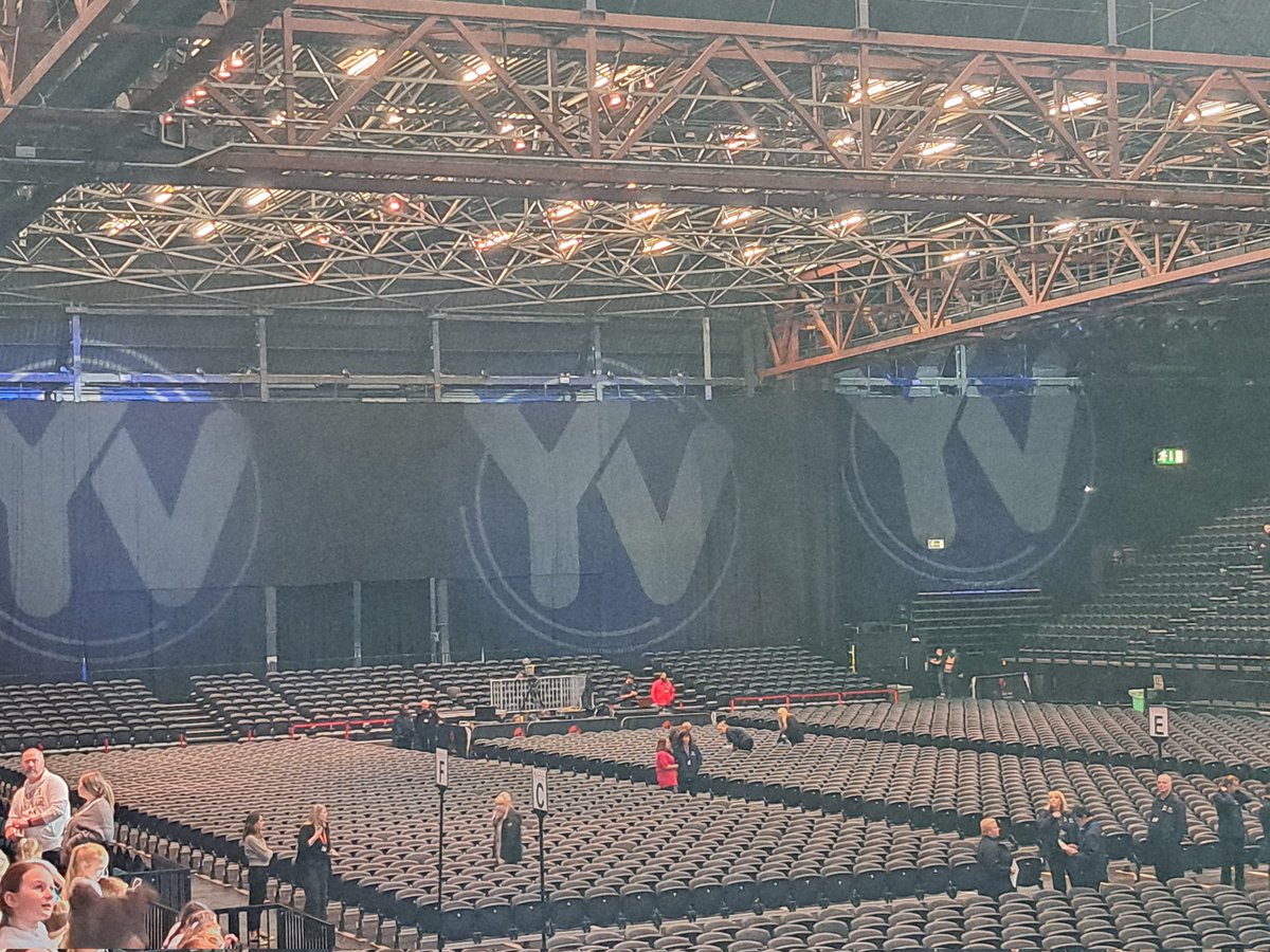 Charlie_fenn89's tweet photo. I had the most amazing privilege to accompany my schools young voices choir to their performance in Birmingham Resorts World today. It was such a long day, and they behaved impeccably. A real credit to our school. What an opportunity! And singing with Heather Small! ☺️ #ECT https://t.co/qNPzA3iTTn