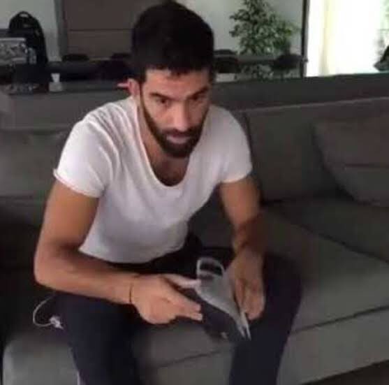 ulas3000's tweet photo. @bsusrnkn instadan saniye başı 3 bildirim gelince benim 5 yıllık telefonun haller https://t.co/bshMhPCyu9