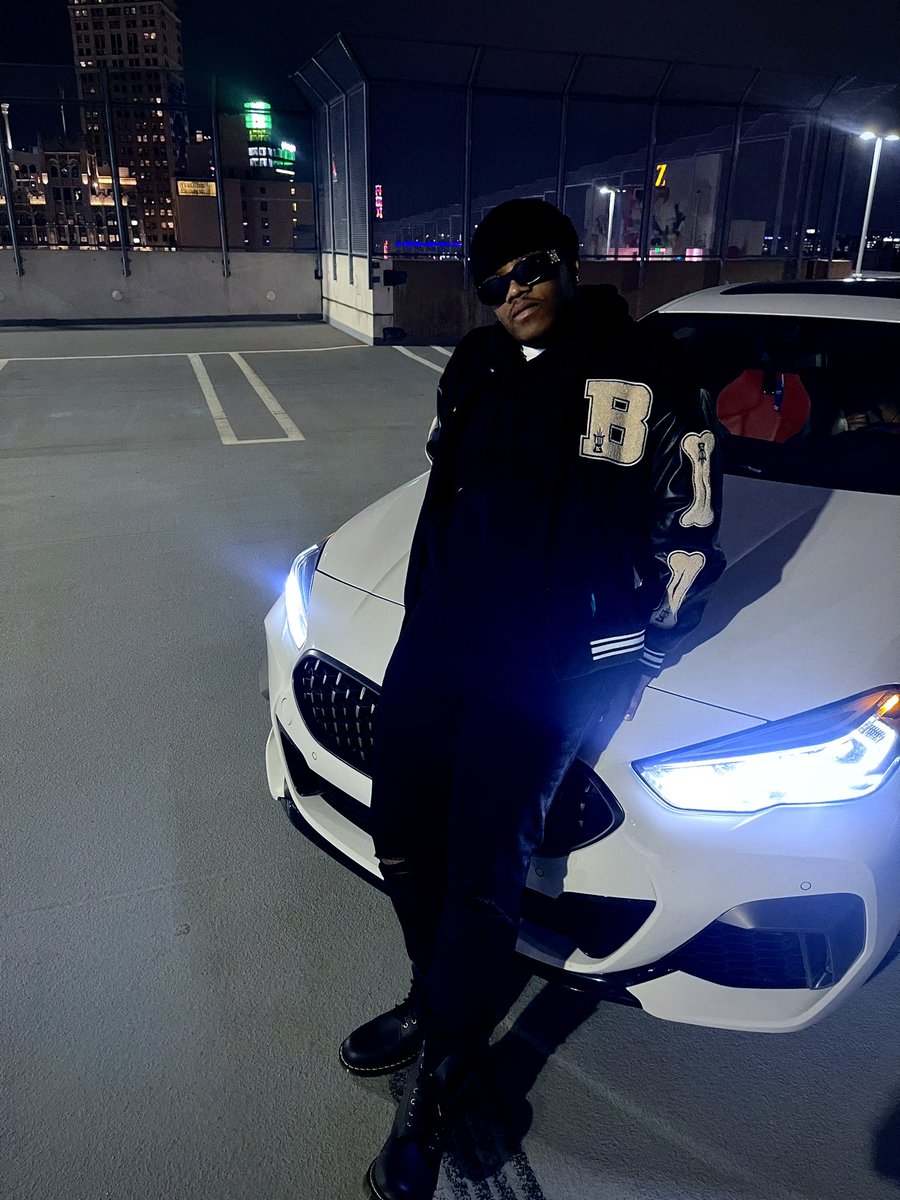 _NLB_'s tweet photo. Outside in yo city looking good🌪️🖤 https://t.co/nB85cTM1HX