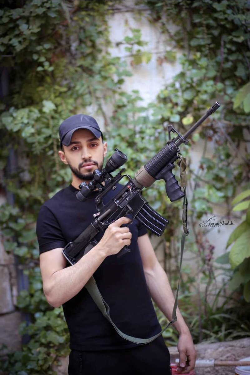 malakash0ur's tweet photo. والدة الشهيد القائد مؤسس عرين الأُسود  محمد العزيزي "أبو صالح" 

كانو صحابه يحكوله عشان امك يا أبو صالح اهدا شوي 
يقلهم هي رح تزعل عليّ صحيح بس لما أمسكها من ايدها بكرا وادخلها الجنة رح تنسى كل اشي 

رحم الله من إجتهدَ وخططَ ودَبَر لِ  يؤسس جيشاً عنيداً لا يُهزم https://t.co/jUzyE9CF5A