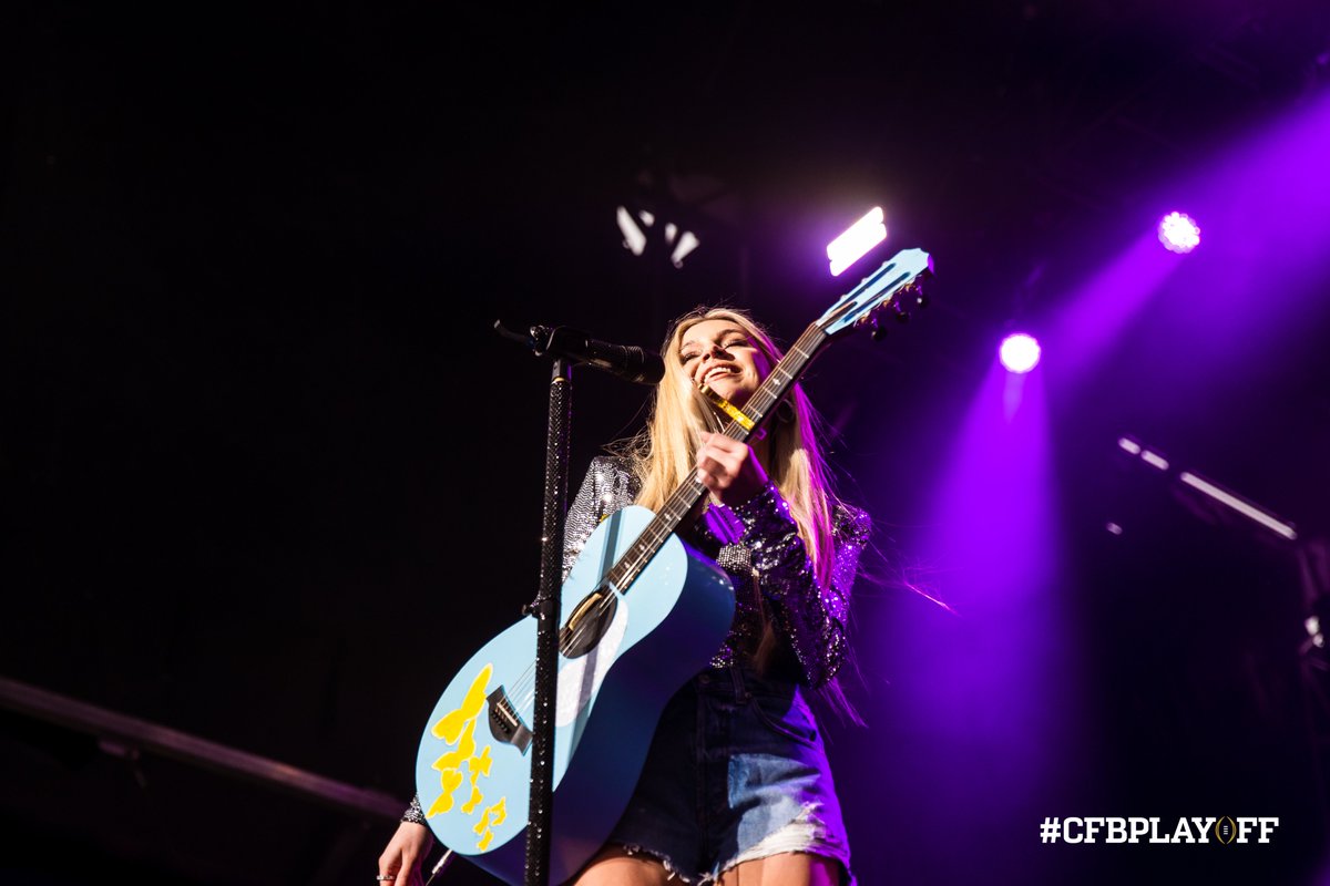 CFBPlayoff's tweet photo. Rain or shine. The show goes on.
#CFBPlayoff | #NationalChampionship | #ChampTailgate | #GoFrogs | #GoDawgs
@KelseaBallerini | @TieraMusic https://t.co/1REN2V1ckF