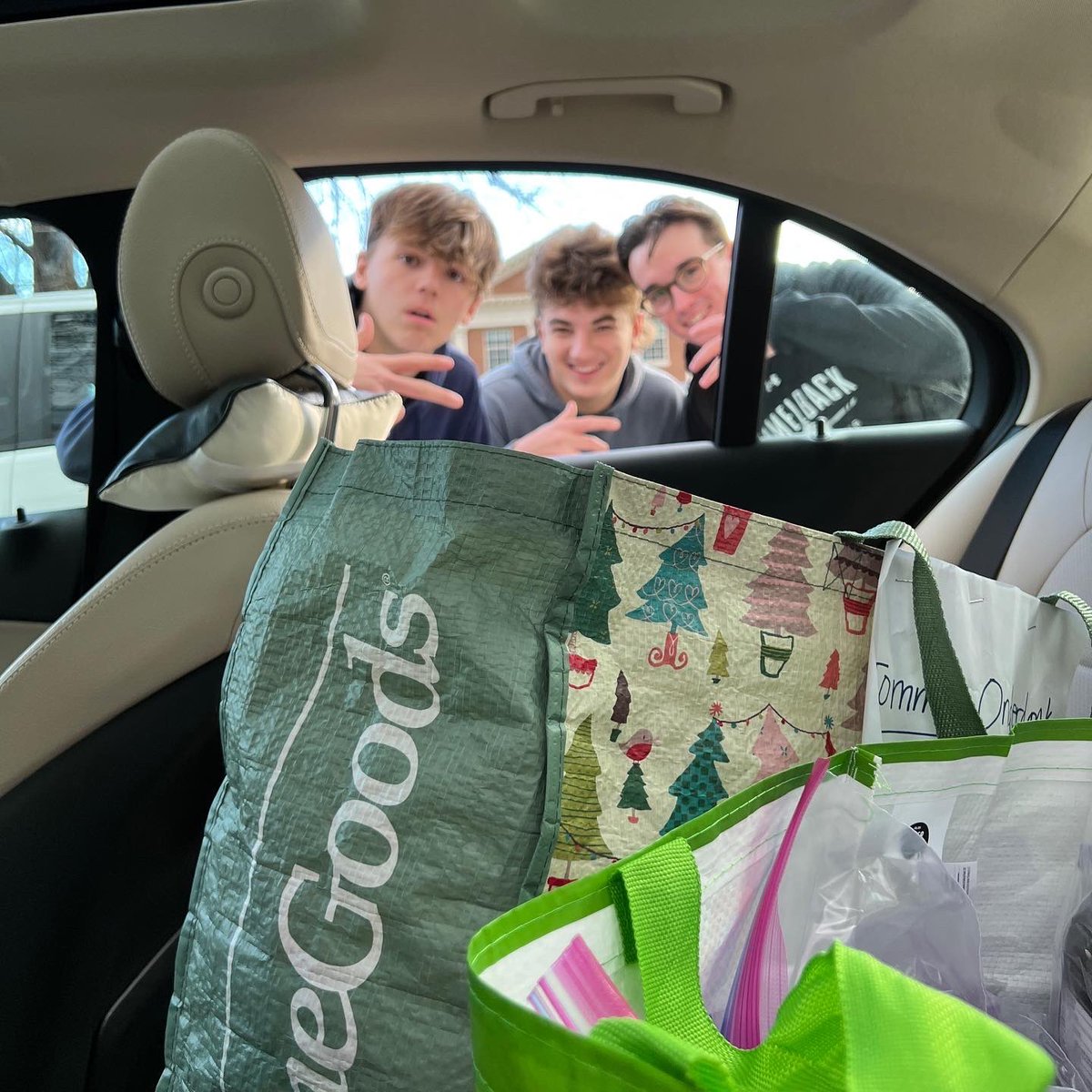 Over the weekend Meal Move made two deliveries to Nativity Parish and St. Patrick’s in Norristown. These deliveries included food, goods, and coats. Thanks again to all our drivers who helped out this week!
#FoodInsecurity #fightagainsthunger #helpingthoseinneed #givingfood