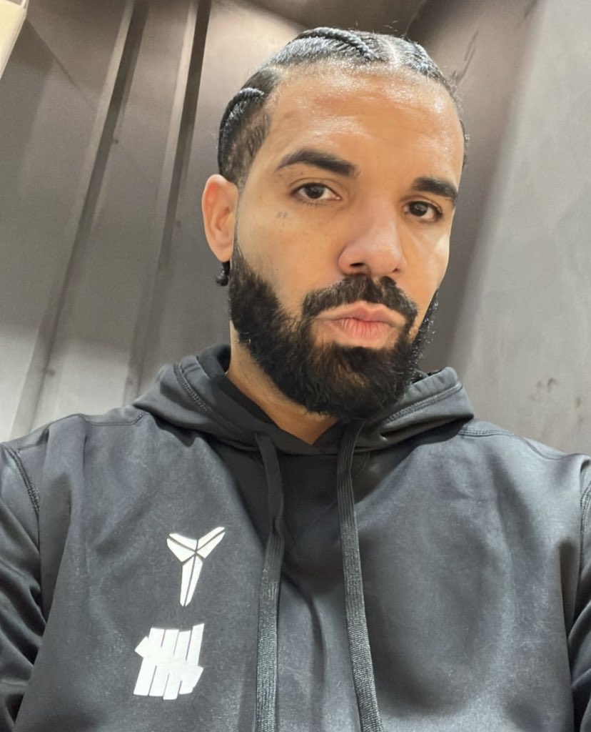 PopBase's tweet image. Drake shares new selfie.
