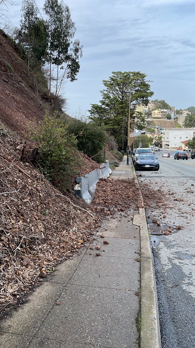 LucasSaugen's tweet photo. @SF311 Another landslide on Twin Peaks and Villa Terrace. https://t.co/th1K1rVaI8