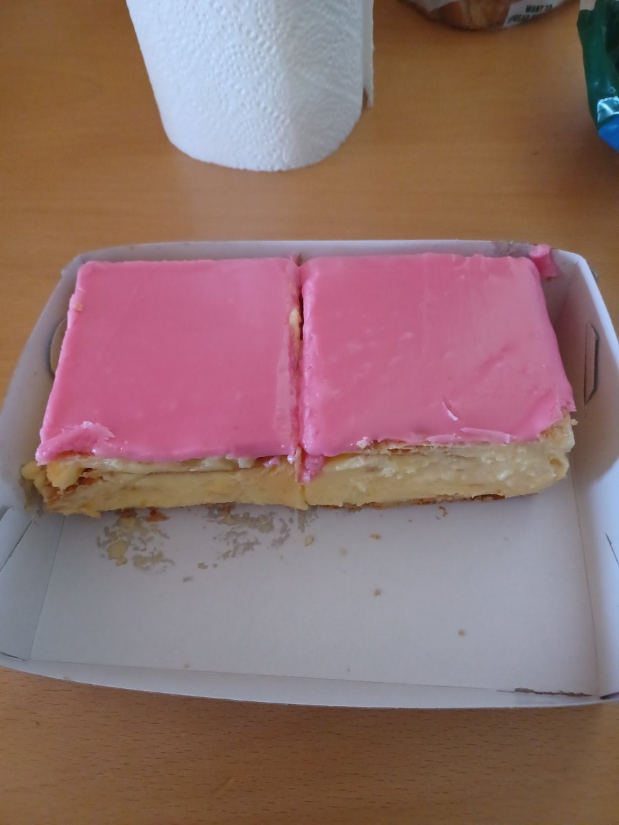 jim_petrop32's tweet photo. If there's just ONE reason only to come to Yarrawonga. It's for these little beauties!!!
None of that dusting of icing sugar rubbish. 
#YarrawongaBakery #PinkIcing https://t.co/7XYVPJ2hmt