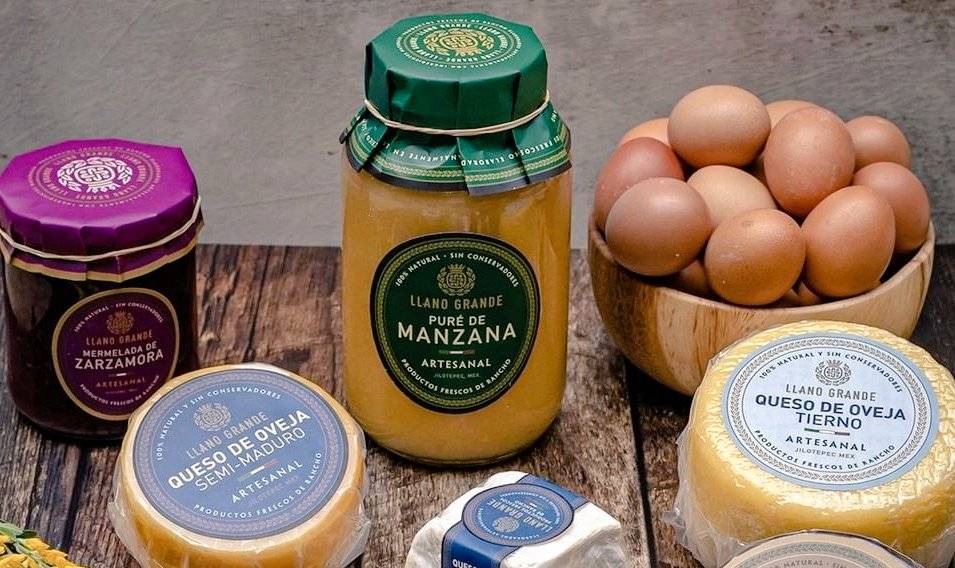 ¿Uno de tus propósitos de #AñoNuevo es comer mejor y tener un estilo de vida más saludable? 

¡Hazlo con alimentos orgánicos, artesanales, libres de conservadores y químicos artificiales! 

Conoce nuestro catálogo vía DM. 🥚🧀🫐