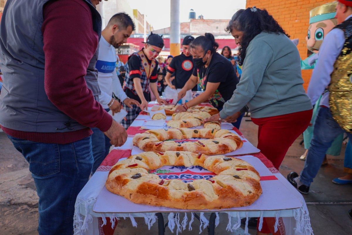 Sandra_FalconV's tweet photo. Partimos #RoscaDeReyes con comerciantes y locatarios de la Plaza Bicentenario y Plaza de la Cultura en #Texcoco. Charlamos y convivimos por un rato porque así es nuestro andar día a día; escuchando y atendiendo temas que también al comercio local le preocupan.

#DondeSeViveBie https://t.co/zF0WeJdRzx