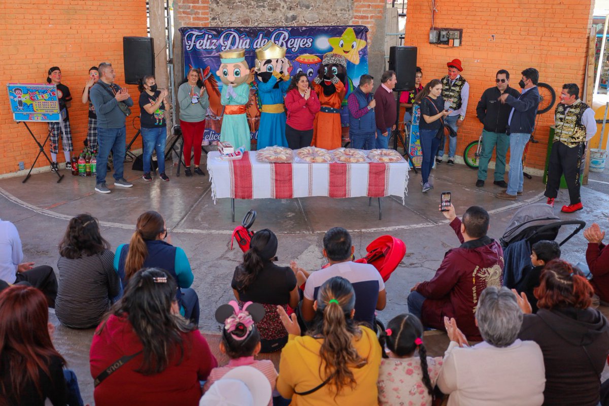 Partimos #RoscaDeReyes con comerciantes y locatarios de la Plaza Bicentenario y Plaza de la Cultura en #Texcoco. Charlamos y convivimos por un rato porque así es nuestro andar día a día; escuchando y atendiendo temas que también al comercio local le preocupan.

#DondeSeViveBie