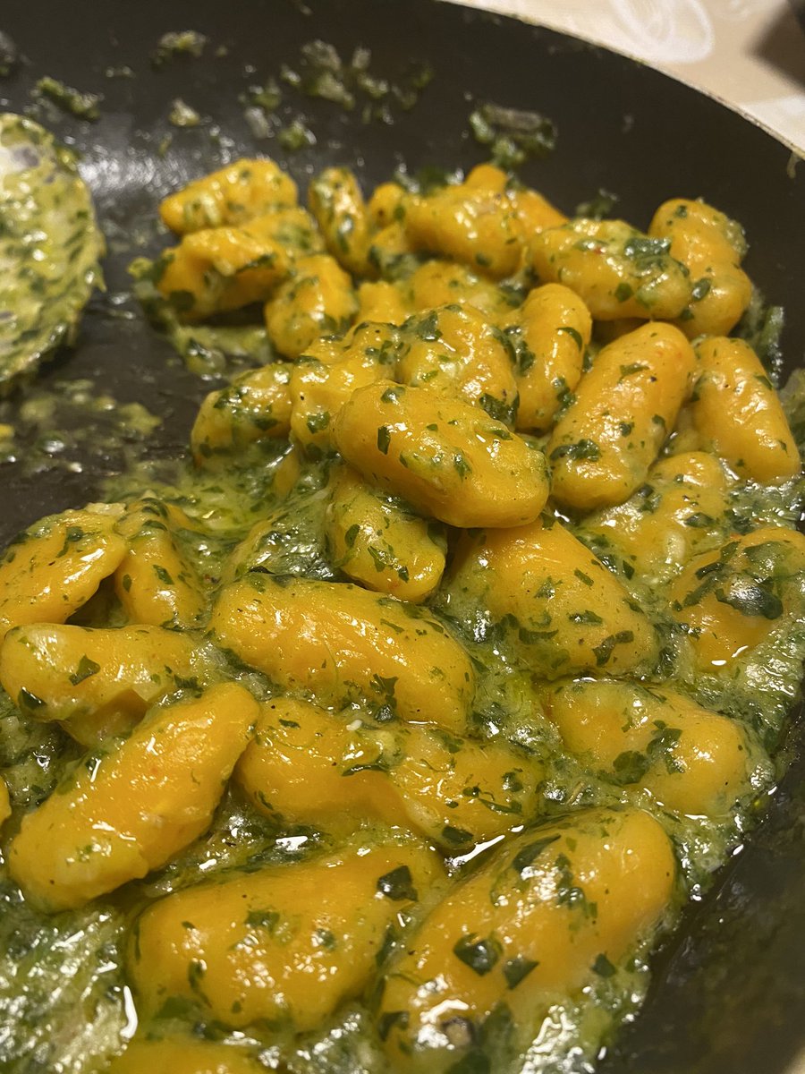 A huge thanks to everyone joining the stream today! It was a crazy one, with getting raided 2 times and making this delicious gnocchi from scratch. I had so much fun and I hope you did too. Until next time ✨👩‍🍳