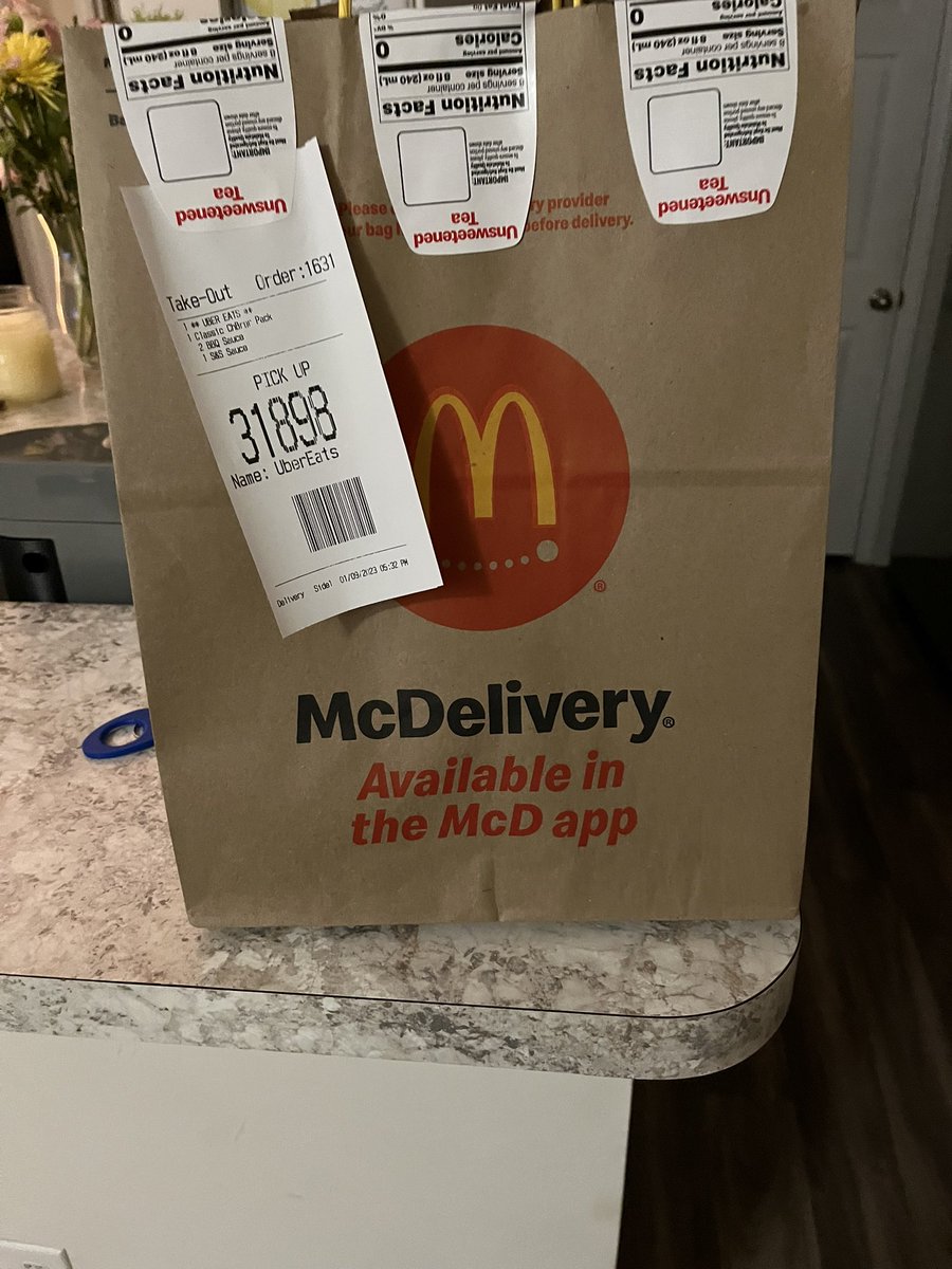 top_austin's tweet photo. @UberEats idk who y’all shorted dinner bc your driver delivered food to the wrong apartment, but thanks for dinner. According to the receipt it’s been sitting outside my door for like 30 min. https://t.co/HFchLkQakd