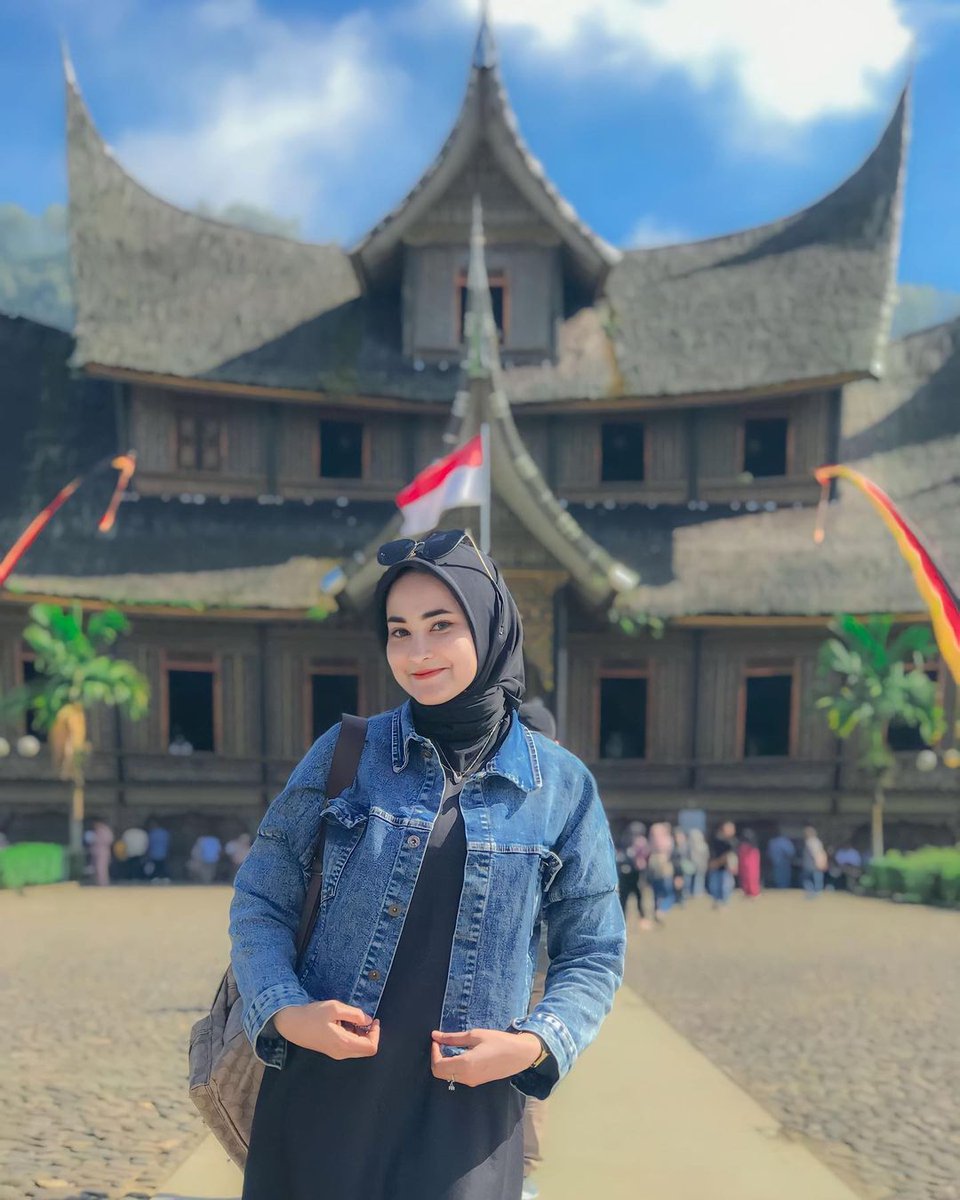 Kita tidak bisa meminta orang lain untuk selalu berbuat baik kepada kita, tapi kita selalu bisa membuat diri kita baik" saja, meski orang lain memperlakukan kita tdk baik. Jadi tetaplah bersabar dalam menuju versi terbaik dirimu🌹

🌎 Istana Pagaruyung, Batusangkar
#PuspitaNagari