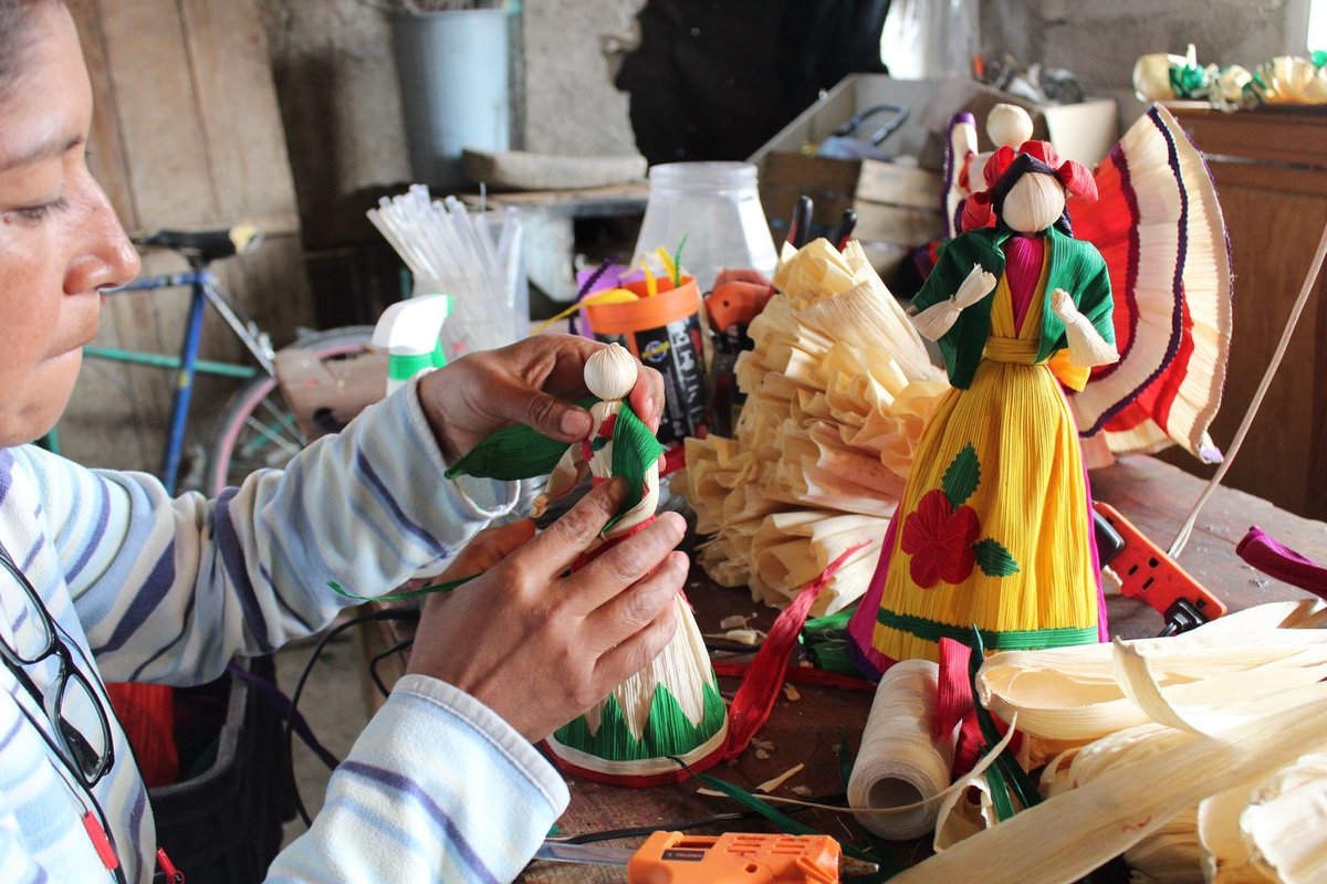 #ArteIndígena Las hojas de maíz se transforman en obras de arte gracias a artesanas de Españita, Tlaxcala. #SecretaríaDeCultura 

Conoce + 👉  acortar.link/Kxhya4

#DecenioInternacionalDeLasLenguasIndígenas #ElSaberEsConocimientoIndígena