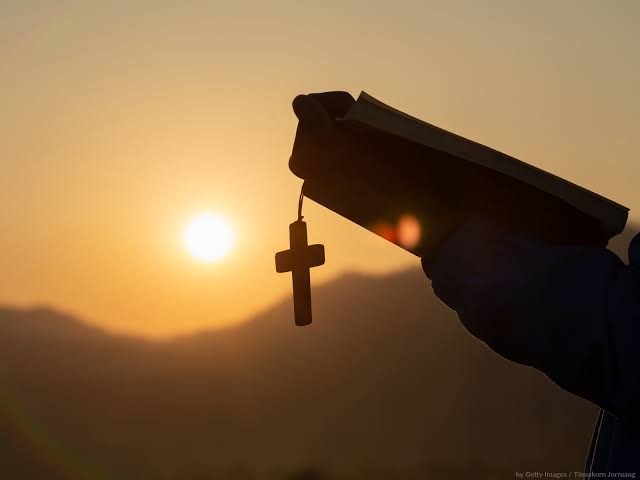 MAHRY50's tweet image. Bíblia Online

Salmo 91
1 Aquele que habita no esconderijo do Altíssimo, à sombra do Onipotente descansará.
2 Direi do Senhor: Ele é o meu Deus, o meu refúgio, a minha fortaleza, e nele confiarei.
3 Porque ele te livrará do laço do passarinheiro, e da peste perniciosa.