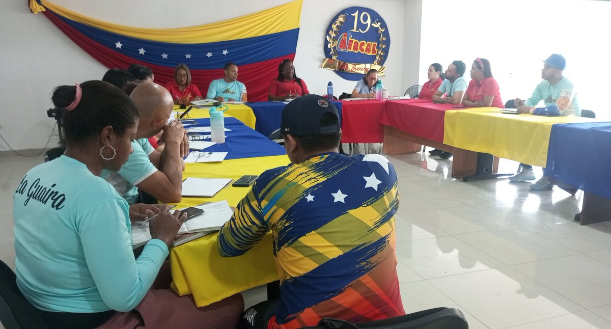 AmorPorLaGuaira's tweet photo. Jefa estadal @JE_YPinto realizó la primera reunión del año, con los coordinadores y jefes de centros de acopio, para definir el plan de trabajo trimestral a llevar a cabo en el estado https://t.co/FI2LANoexV