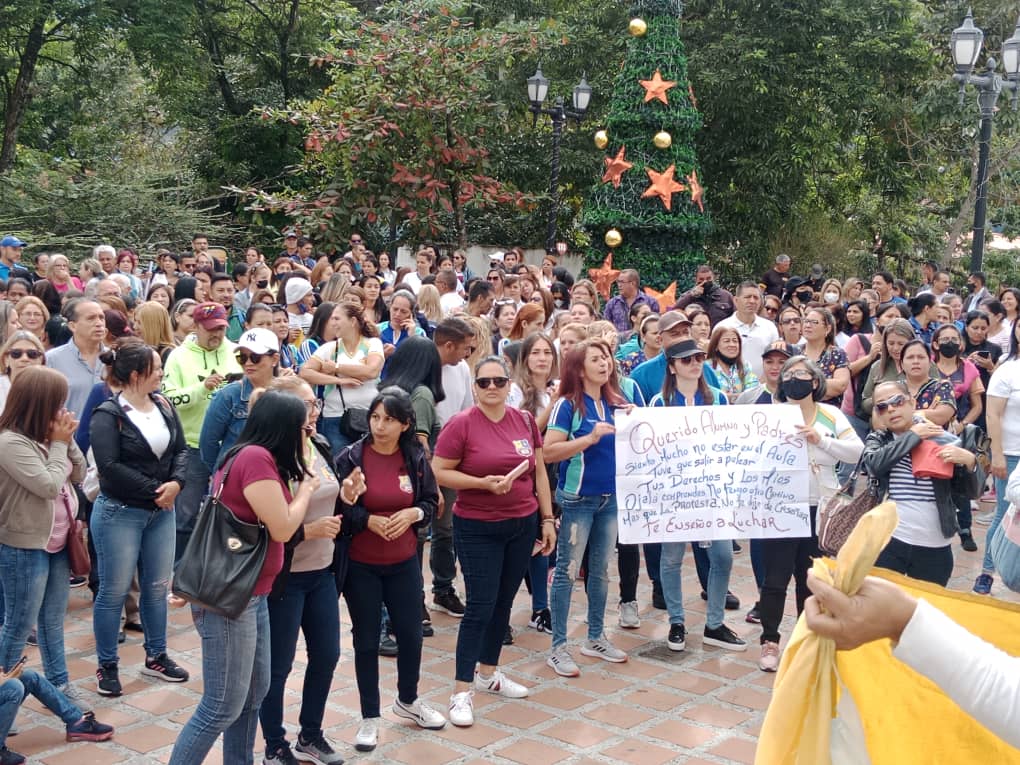 fetramerida's tweet photo. #9Enero Los #Docentes salieron a las calles de #Merida y #Tovar para reclamar #SalariosDignos y ntrs  representantes @caenpeco José Gregorio Ruiz y José Araujo estuvieron ahí para apoyar la #manifestacion #NoMasSalariosDeHambre Exigimos #RespetoDeLosDerechosLaborales @caenpeco https://t.co/K1AmlDQmKA