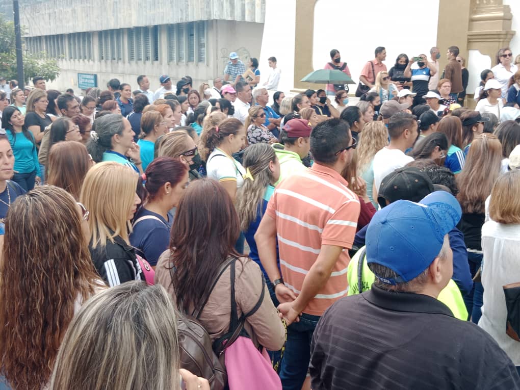 fetramerida's tweet photo. #9Enero Los #Docentes salieron a las calles de #Merida y #Tovar para reclamar #SalariosDignos y ntrs  representantes @caenpeco José Gregorio Ruiz y José Araujo estuvieron ahí para apoyar la #manifestacion #NoMasSalariosDeHambre Exigimos #RespetoDeLosDerechosLaborales @caenpeco https://t.co/K1AmlDQmKA