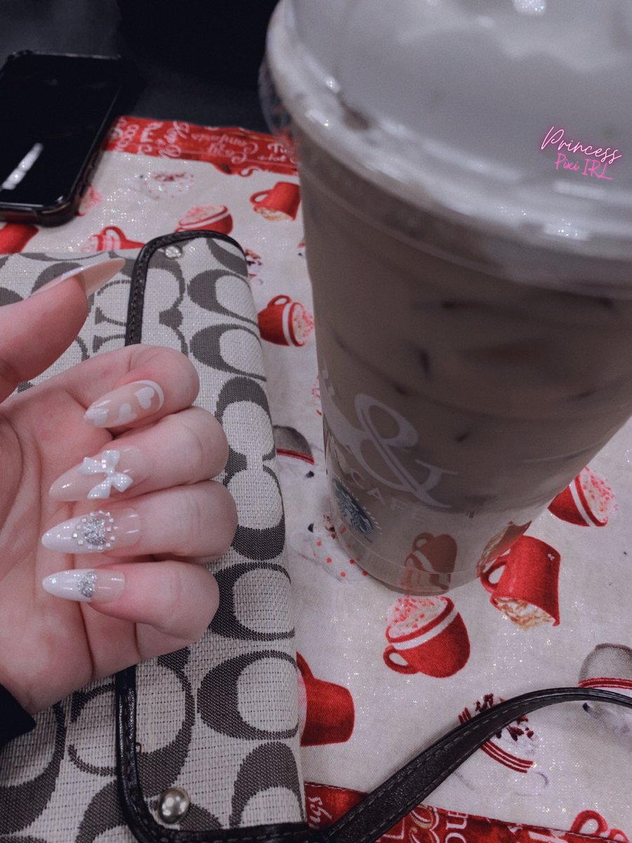 cyberpixii's tweet photo. coffee break with my partner &amp; simpfunded claws to *𝒔𝒏𝒂𝒕𝒄𝒉* your wallet 🎀💞 https://t.co/Dbvhh6Cqda