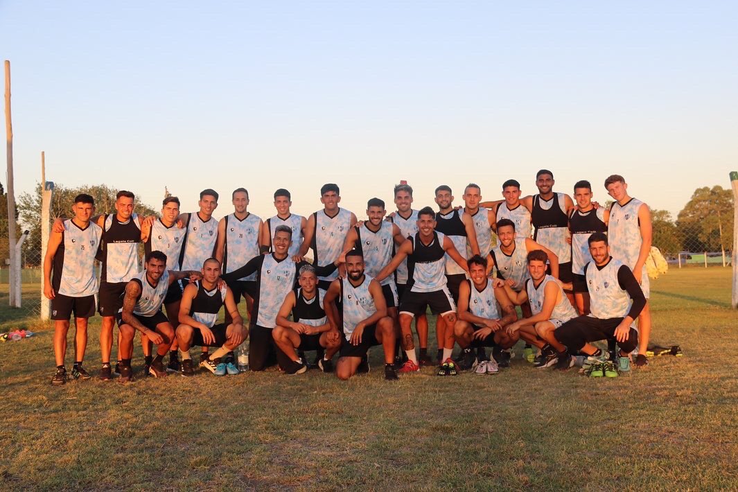 almagroficial's tweet photo. ¡𝗩𝗮𝗺𝗼𝘀 𝗽𝗼𝗿 𝘂𝗻 𝗴𝗿𝗮𝗻 𝟮𝟬𝟮𝟯! 👊🏼💪🏼

Se va terminando la pretemporada y este equipo está listo para dar pelea.

#VamosTricolor 🇪🇪 https://t.co/kICtGFnITp