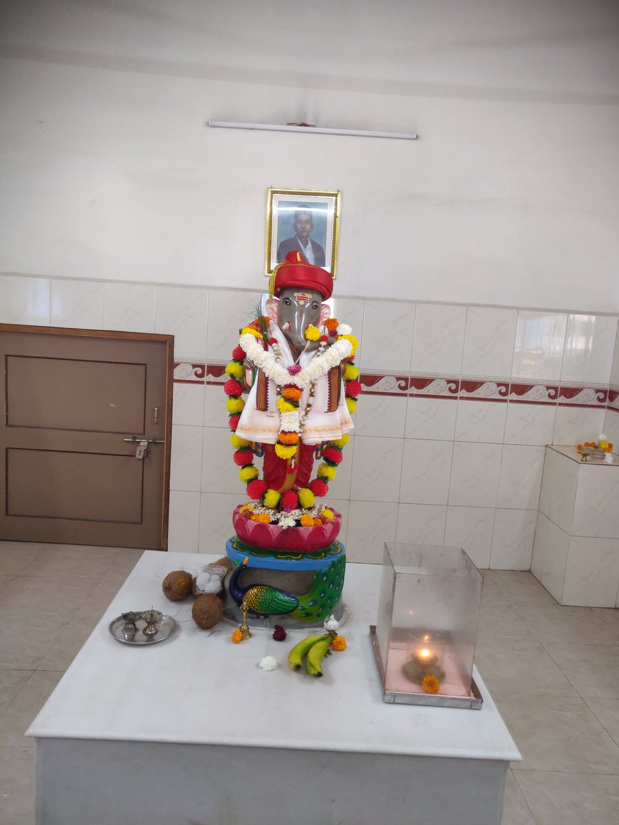 gajanan137's tweet photo. नेत्री दोन हिरे प्रकाश पसरे अत्यंत ते साजिरे ।माथा शेंदूर पाझरे वरिबरे दुर्वांकुरांचे तुरे। माझे चित्त विरे, मनोरथ पुरे, देखोनी चिंता हरे। गोसावीसुत वासुदेव कवि रे त्या मोरयाला स्मरे।। मंगलमूर्ती मोरया। गणपती बाप्पा मोरया।।
#angarika https://t.co/KNi7YjYpby