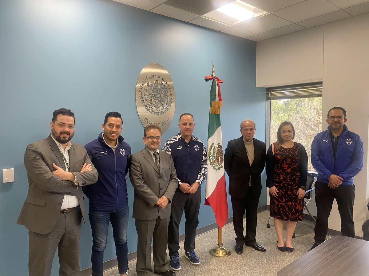 ConsulMexAtn's tweet photo. Hoy recibimos al equipo directivo de @Rayados ⚽️ quienes se encuentran en Austin para celebrar el partido amistoso contra @RiverPlate mañana en el @Q2Stadium. 

Conversamos sobre posibles proyectos de colaboración comunitaria y deportiva en beneficio de nuestras comunidades. https://t.co/xoGWaQGicC