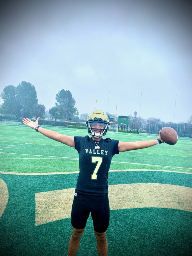 DaylenOrtiz17's tweet photo. Proud to announce I’ve COMMITTED to @ValleyCollegeFB !!! Big thanks to @9CoachWest9 @CoachTowns_LAVC for the opportunity . #lockin 🔰 https://t.co/W3s4MFOvRq