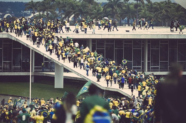 MGonzalez_OK's tweet photo. Entre @LulaOficial y @jairbolsonaro: el día después de la barbarie en #Brasil y además las repercusiones del recambio en el gabinete de @GabrielBoric en #Chile con @NatalieSofa1 👇👇 Les dejo el link 👇👇#EnOrbita por Radio @SputnikNews1 https://t.co/5gA9kiAngj