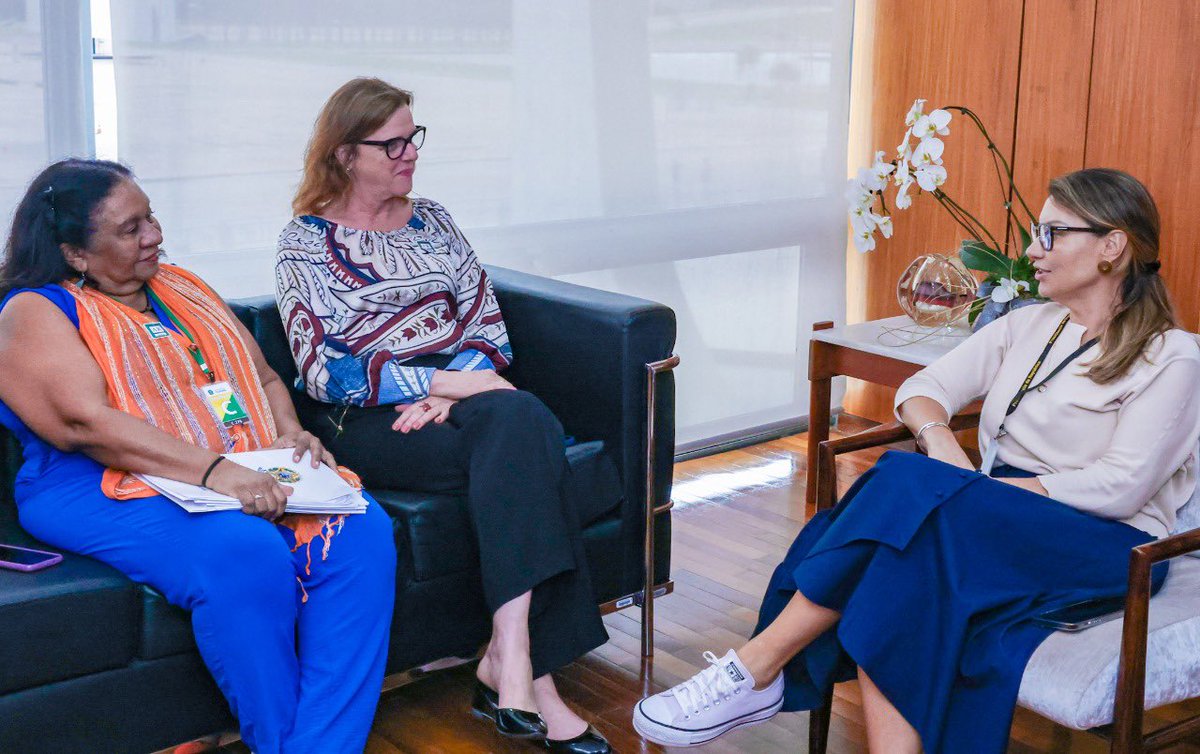 JanjaLula's tweet photo. Nenhum vandalo, nenhum fascista nos fará parar. Meu Gabinete no início da tarde já estava a todo vapor. Conversa excelente com a Secretária-executiva do Ministério das Mulheres, Maria Helena Guarezi e sua Chefe de Gabinete, Eunice Léa de Moraes. Juntas vamos reconstruir o Brasil! https://t.co/Jxf0vOp7X6