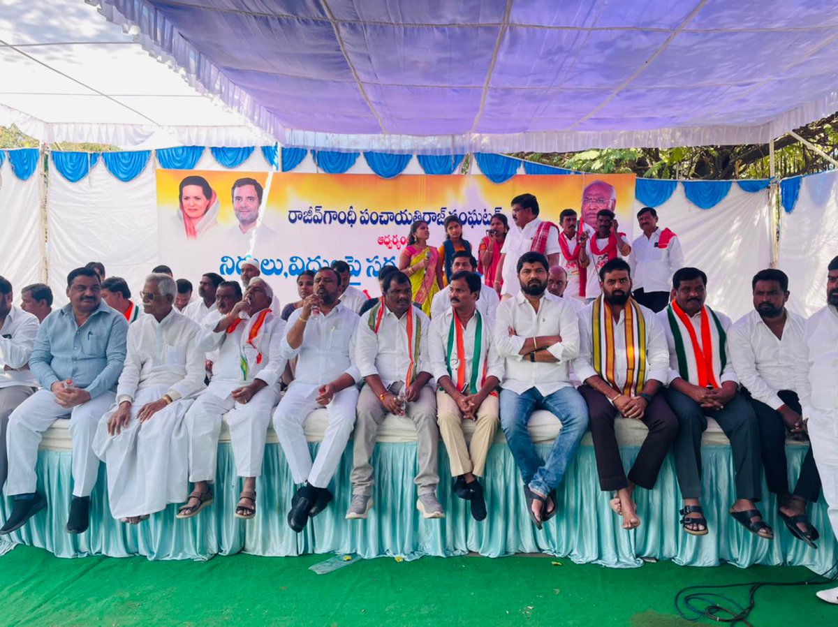kailash_netha's tweet photo. నిన్న తెలంగాణ రాష్ట్రంలో సర్పంచ్ ల నిధులు, విధులు మరియు వారు ఎదుర్కొంటున్న సమస్యలపై టీపీసీసీ రాజీవ్ గాంధీ పంచాయతీరాజ్ సంఘటన్ ఆధ్వర్యంలో ఇందిరాపార్క్ వద్ద చేపట్టిన ధర్నా కార్యక్రమంలో పాల్గొనడం జరిగింది.

#sarpanchfundslootsbybrs #brslootingsarpanch #telanganasarpanchsucides https://t.co/OSxI9aeQgs