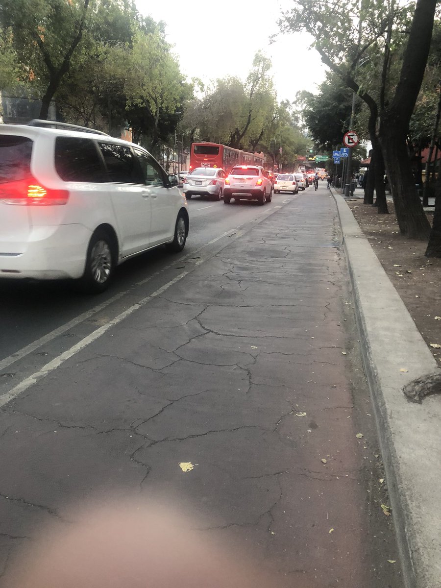 Ramon_Lugo_'s tweet photo. @SOBSECDMX @andreslajous sobre insurgentes entre Quintana Roo y Tehuantepec, frente a Senasica han retirado el equipamiento que confina el carril de ciclovía exponiendo a sus usuarios. Nos pueden ayudar? https://t.co/ZJd8w2Sf94