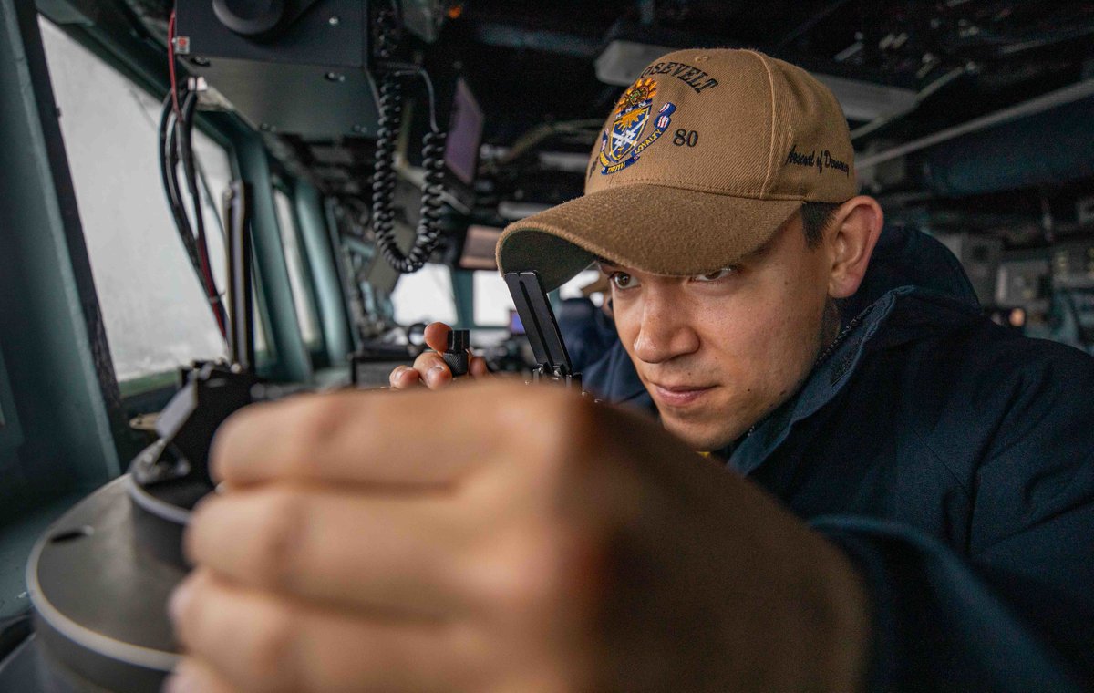 USNavy's tweet photo. #USNavy Photos of the Day: 

1️⃣ #USSNimitz #FLTOPS in Philippine Sea @US7thFleet
2️⃣ #USSRoosevelt transits Danish Straits
3️⃣ @USSGeorgeHWBush training in Tyrrhenian Sea @USNavyEurope
4️⃣ Retired SEAL Edward Byers visits recruits at #RTCGreatLakes 

👉 https://t.co/aZddB6hxYf https://t.co/sgV7yyzqkT