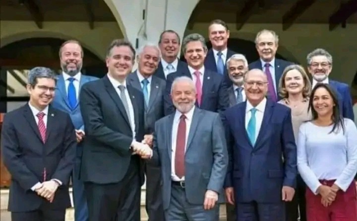RezendeHygor's tweet photo. Eles pedem respeito ao mandato deles e a escolha da maioria, mas de 2018 a 2022 NENHUM deles respeitou o mandato do último Presidente e a escolha popular, então não merecem respeito e não terão. https://t.co/AUqMPrEgqv