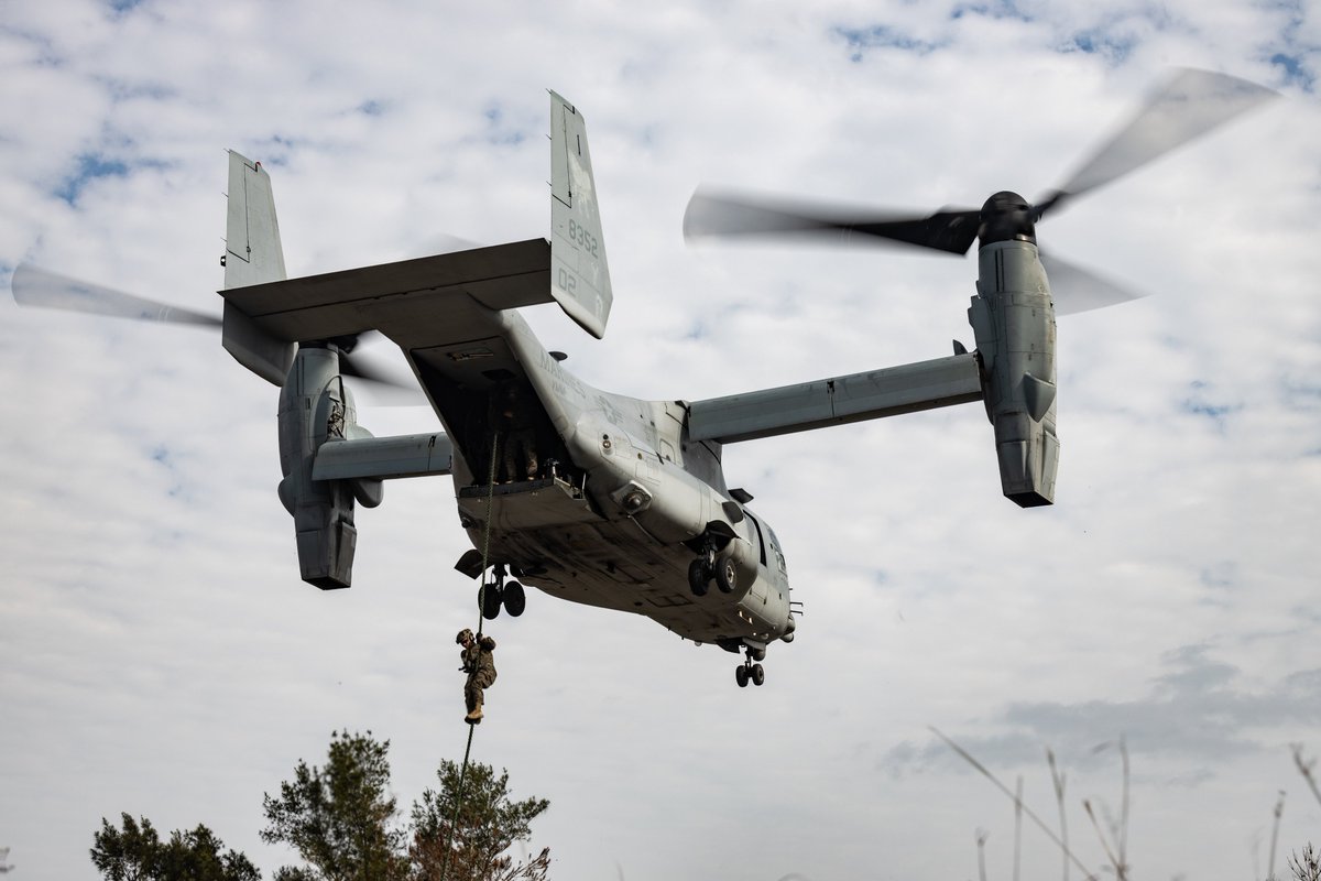 PacificMarines's tweet photo. Don’t Burn Your Hands

#Our Marines with Battalion Landing Team 1/4, @31stMeu, conduct fast rope training off of a MV-22B Osprey at Camp Hansen, Okinawa, Japan, Dec. 29. 

#31stMEU #IIIMEF #VMM262 #ReadyNow https://t.co/RxB7ouDVvX