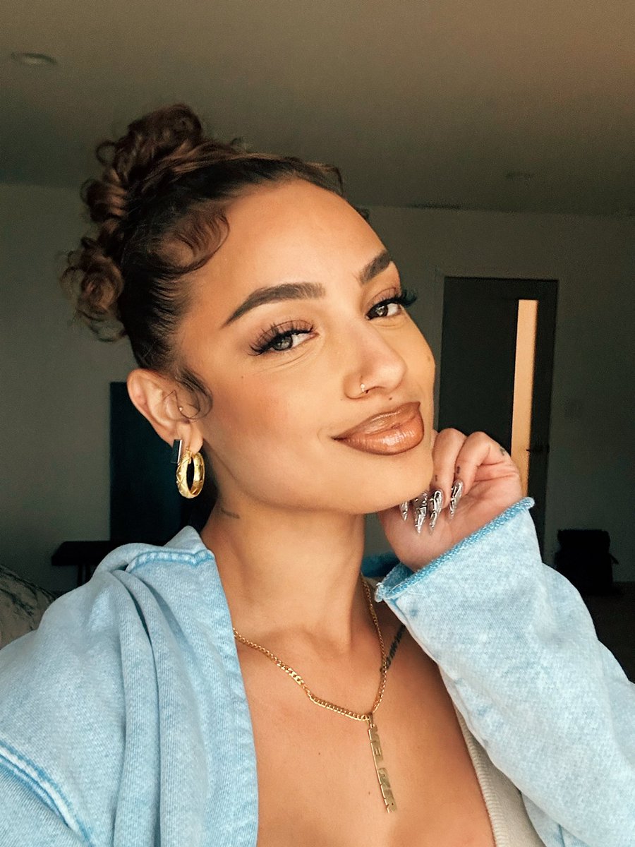 DaniLeigh's tweet photo. A selfiee https://t.co/gqZfywKRvJ