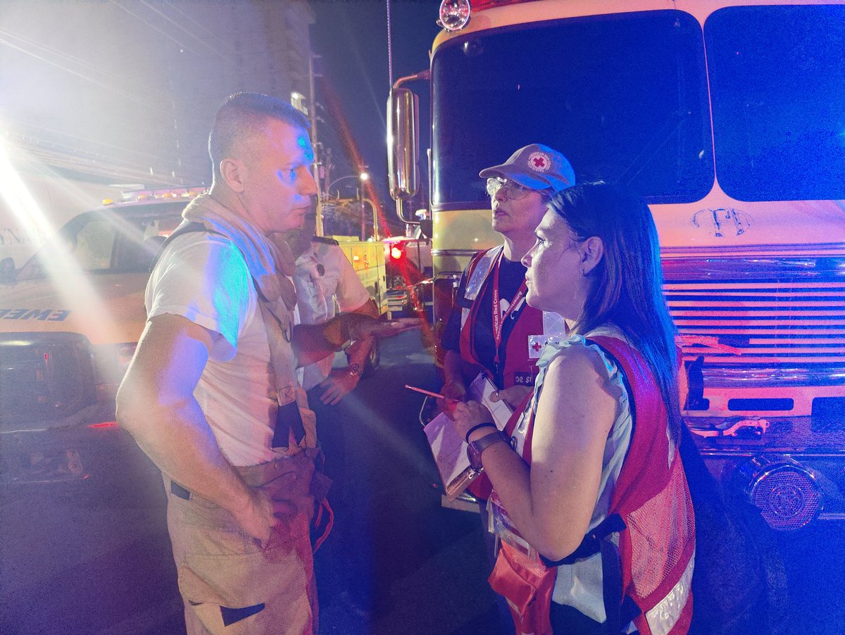 Bomberos_de_PR's tweet photo. Personal de la Cruz Roja junto al comisionado Marcos Concepción recopilando información para comenzar a coordinar las ayudas que se brindarán a los residentes afectados por el incendio en el condominio Villa Caparra. Personal del @CEMPRESTATAL también en la escena. https://t.co/wabANYz2bm