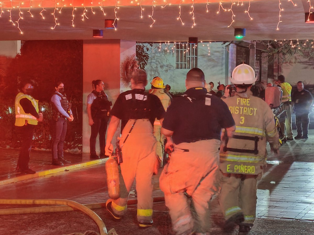 Bomberos_de_PR's tweet photo. Personal de la Cruz Roja junto al comisionado Marcos Concepción recopilando información para comenzar a coordinar las ayudas que se brindarán a los residentes afectados por el incendio en el condominio Villa Caparra. Personal del @CEMPRESTATAL también en la escena. https://t.co/wabANYz2bm