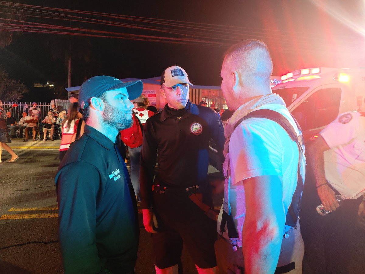 Bomberos_de_PR's tweet photo. Personal de la Cruz Roja junto al comisionado Marcos Concepción recopilando información para comenzar a coordinar las ayudas que se brindarán a los residentes afectados por el incendio en el condominio Villa Caparra. Personal del @CEMPRESTATAL también en la escena. https://t.co/wabANYz2bm