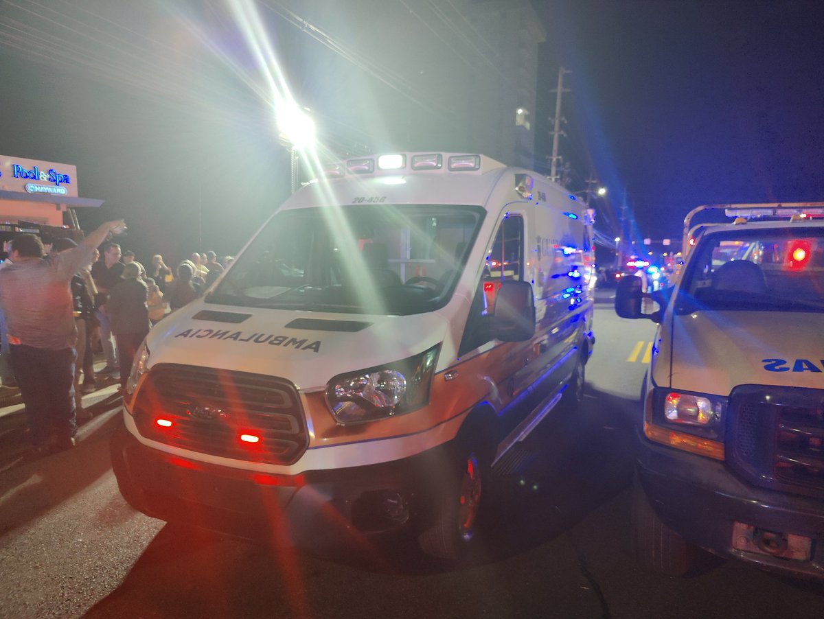 Personal de la Cruz Roja junto al comisionado Marcos Concepción recopilando información para comenzar a coordinar las ayudas que se brindarán a los residentes afectados por el incendio en el condominio Villa Caparra. Personal del @CEMPRESTATAL también en la escena.