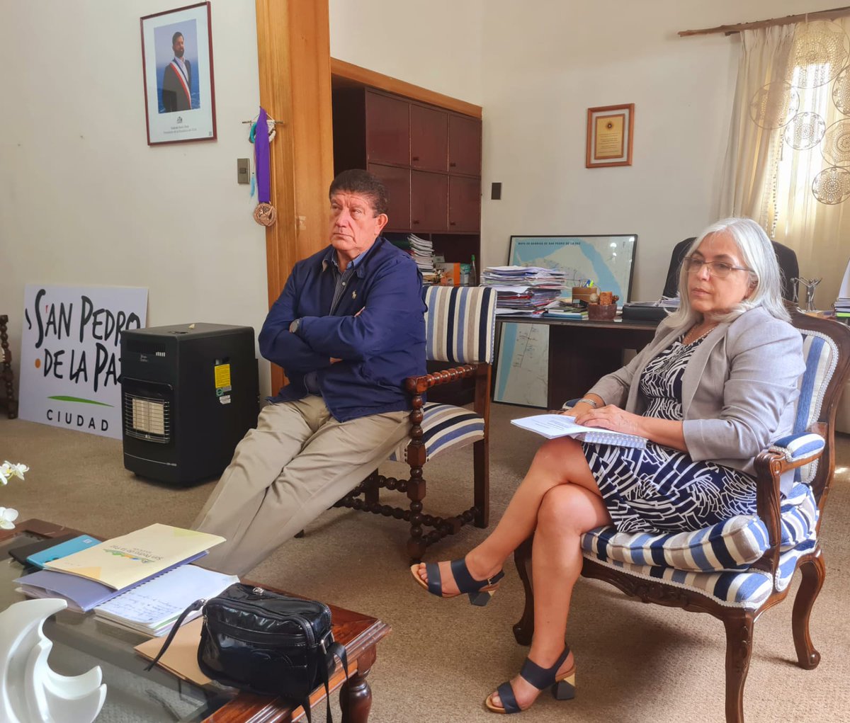 Educbiobio's tweet photo. 📌 Hoy se reunió @Educbiobio, Elizabeth Chávez y @deprovconce, @matiaravenam con alcalde de #SanPedroDeLaPaz y Jefe de Daem de la comuna con el objetivo de coordinar temas de la contingencia educativa 📚👧🧑 https://t.co/AitMpyH8R3