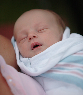 Did you know infant cries follow a rhythm and melody? This combination of acoustic properties, called prosody, becomes more complex in infant sounds during the first 6 months of life. Learn more about this pattern on our blog: dornsife.usc.edu/labs/baby-lab/…