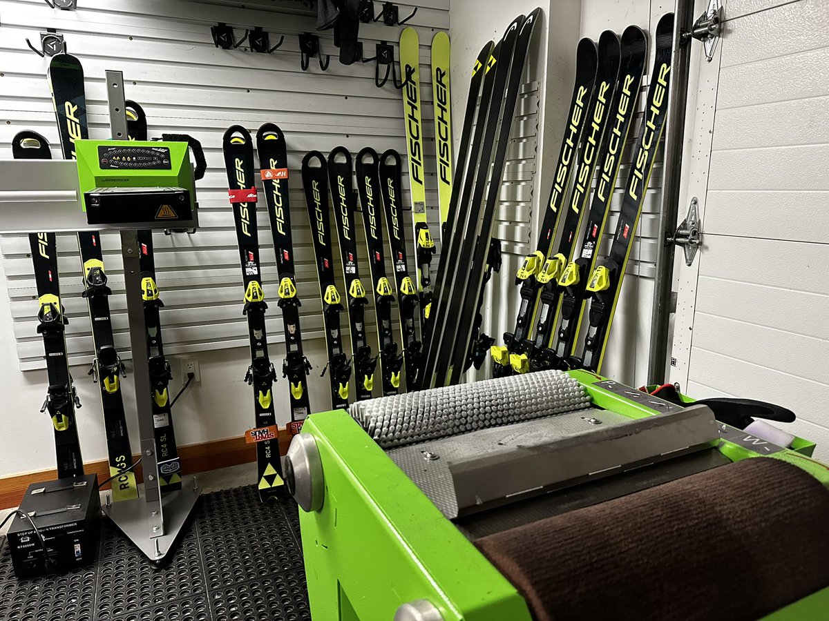 edeldotflnance's tweet photo. There used to be a time when skiing from 8am till 4pm was my daily kick. Now bliss comes from sharpening and tuning my kids skis. #livingthedream. https://t.co/dAIodLORKb