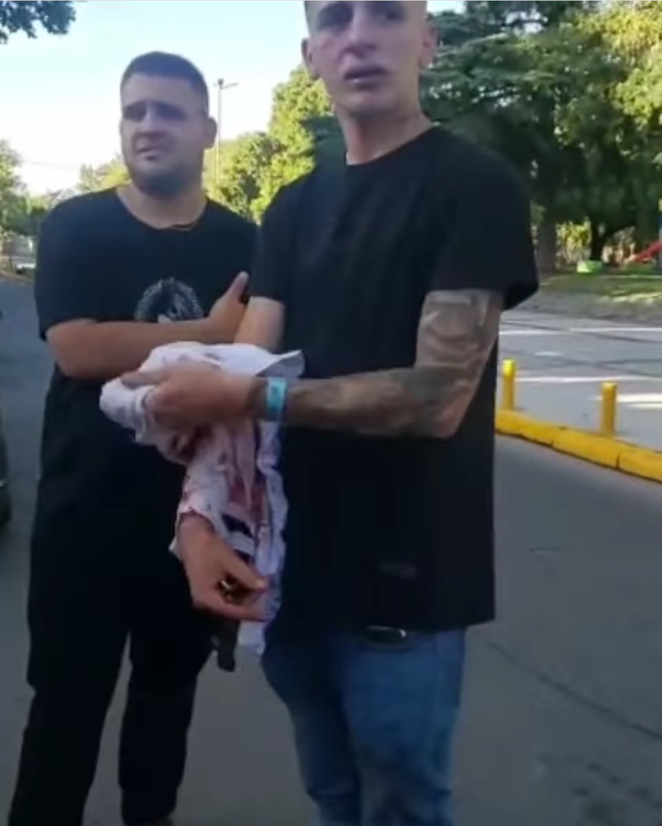 nachomoroni's tweet photo. Esto pasó en el boliche Club Leloir de #Lanús.

El domingo pasado Tomás salia a festejar su cumpleaños y fue agredido por el personal de seguridad del lugar. Lo llevaron a "donde no enfocan las cámaras" para atacarlo hasta casi dejarlo inconsciente. Gravísimo. https://t.co/4E7pirwhT7