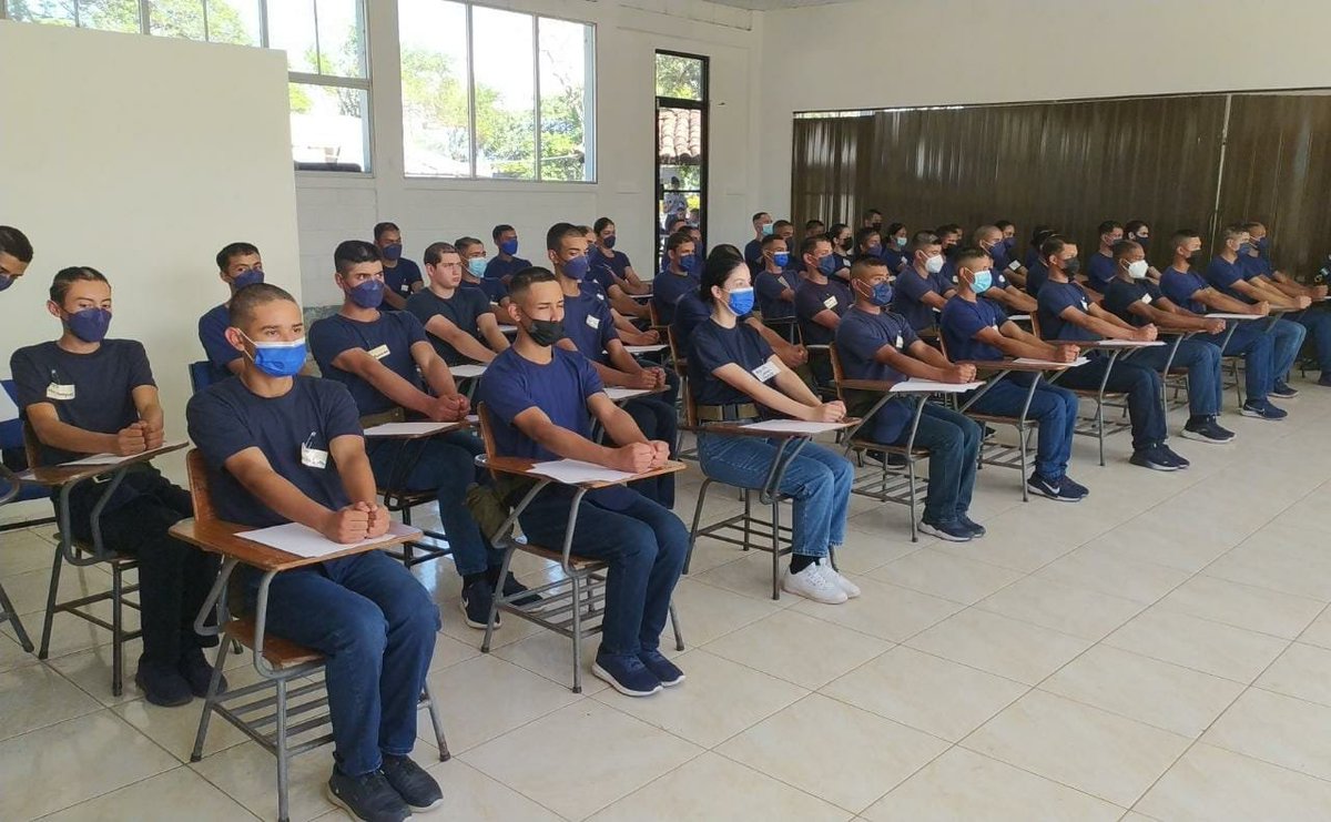 AereaHn's tweet image. En su segundo día los Aspirantes a Cadetes de Vuelo de la Academia Militar de Aviación #AMA, realizaron actividades de formación y acondicionamiento físico, instrucción de ejercicios de orden cerrado #EDOC y un seminario militar inductivo.✈️🚁🇭🇳
