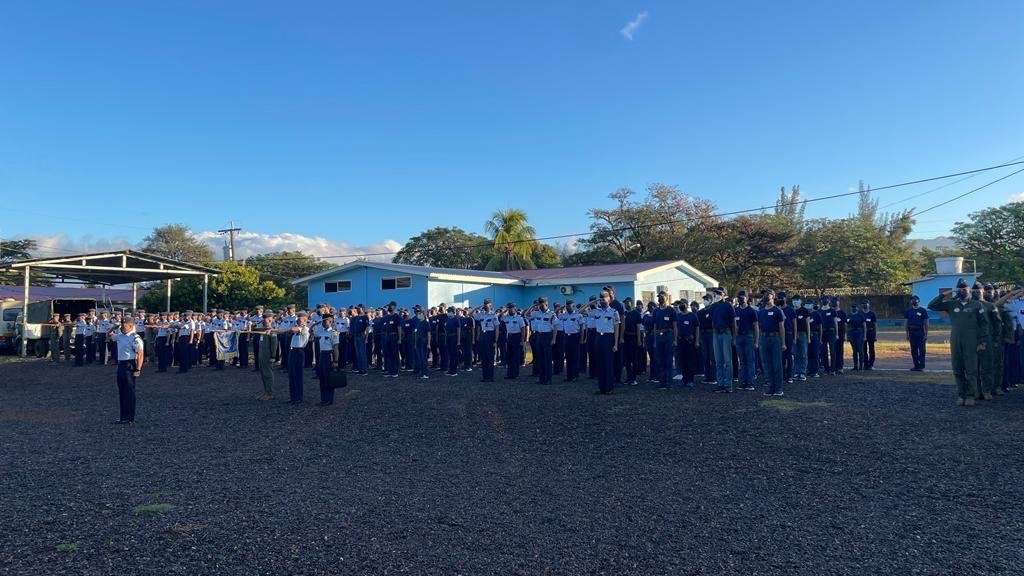 AereaHn's tweet image. En su segundo día los Aspirantes a Cadetes de Vuelo de la Academia Militar de Aviación #AMA, realizaron actividades de formación y acondicionamiento físico, instrucción de ejercicios de orden cerrado #EDOC y un seminario militar inductivo.✈️🚁🇭🇳
