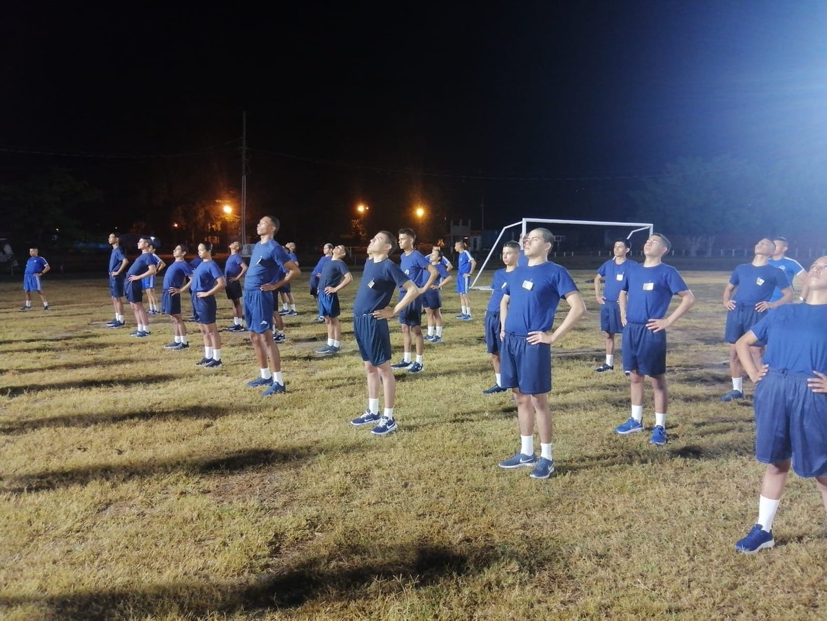 AereaHn's tweet image. En su segundo día los Aspirantes a Cadetes de Vuelo de la Academia Militar de Aviación #AMA, realizaron actividades de formación y acondicionamiento físico, instrucción de ejercicios de orden cerrado #EDOC y un seminario militar inductivo.✈️🚁🇭🇳
