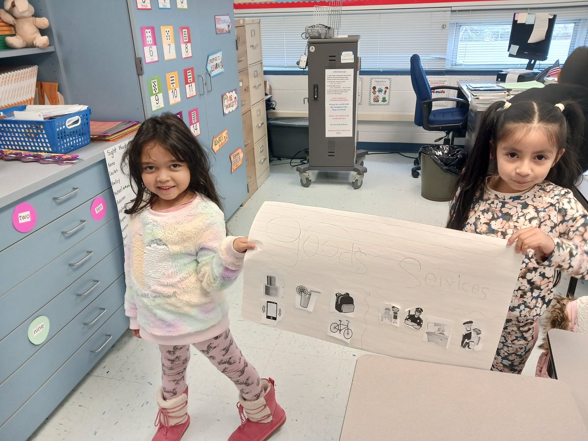 SamanthaBClarke's tweet photo. Learning about goods and services was sooooo much fun! We made our own charts with members of our groups. #TeamFirstGrade! #Eagles @MHES_Eagles @JulieCuocci @ParticipateLrng #UnitingOurWorld https://t.co/MK7qIqG9ap